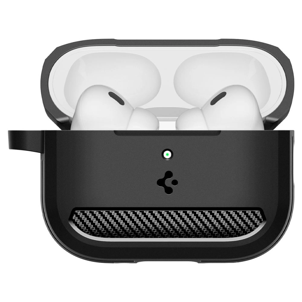 Custodia nera aperta per AirPods Pro con dettaglio in fibra di carbonio e auricolari visibili.
