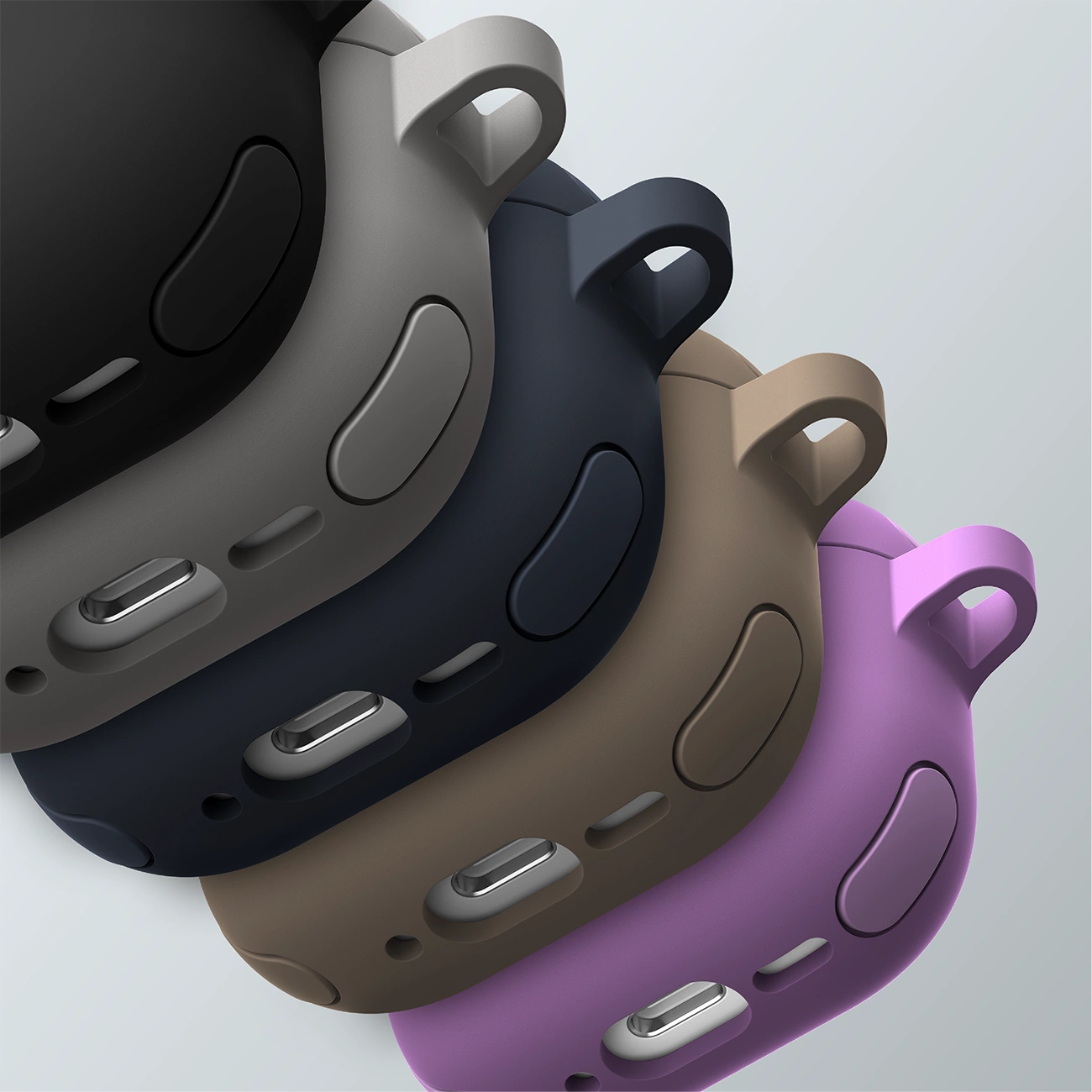 Una pila di cinque custodie in silicone colorate per cuffie con passanti e porte di ricarica.
