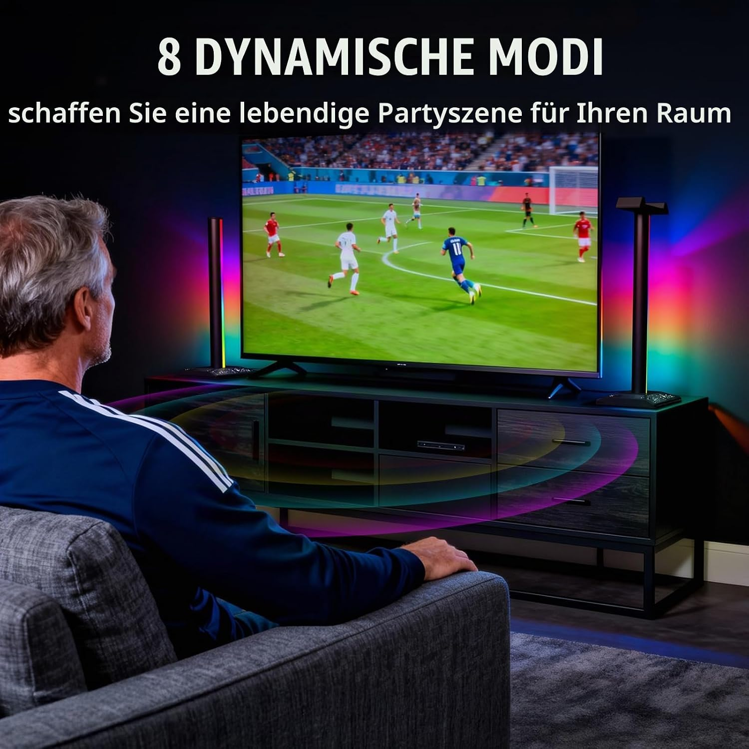 Ein Mann sitzt auf einem Sofa und schaut Fußball im Fernsehen, umgeben von bunten LED-Lichtleisten.