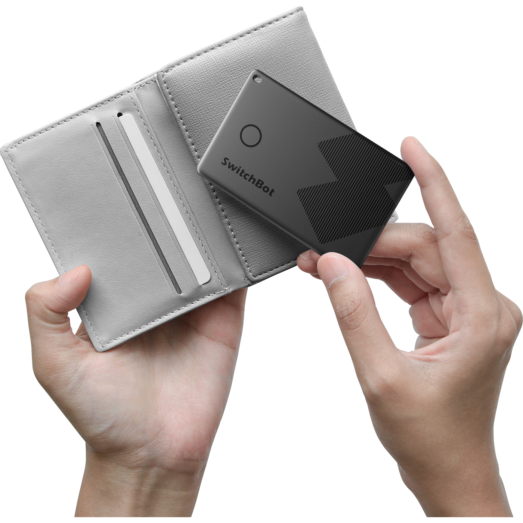 Hände halten ein graues Kartenetui und ein schwarzes SwitchBot-Gerät.