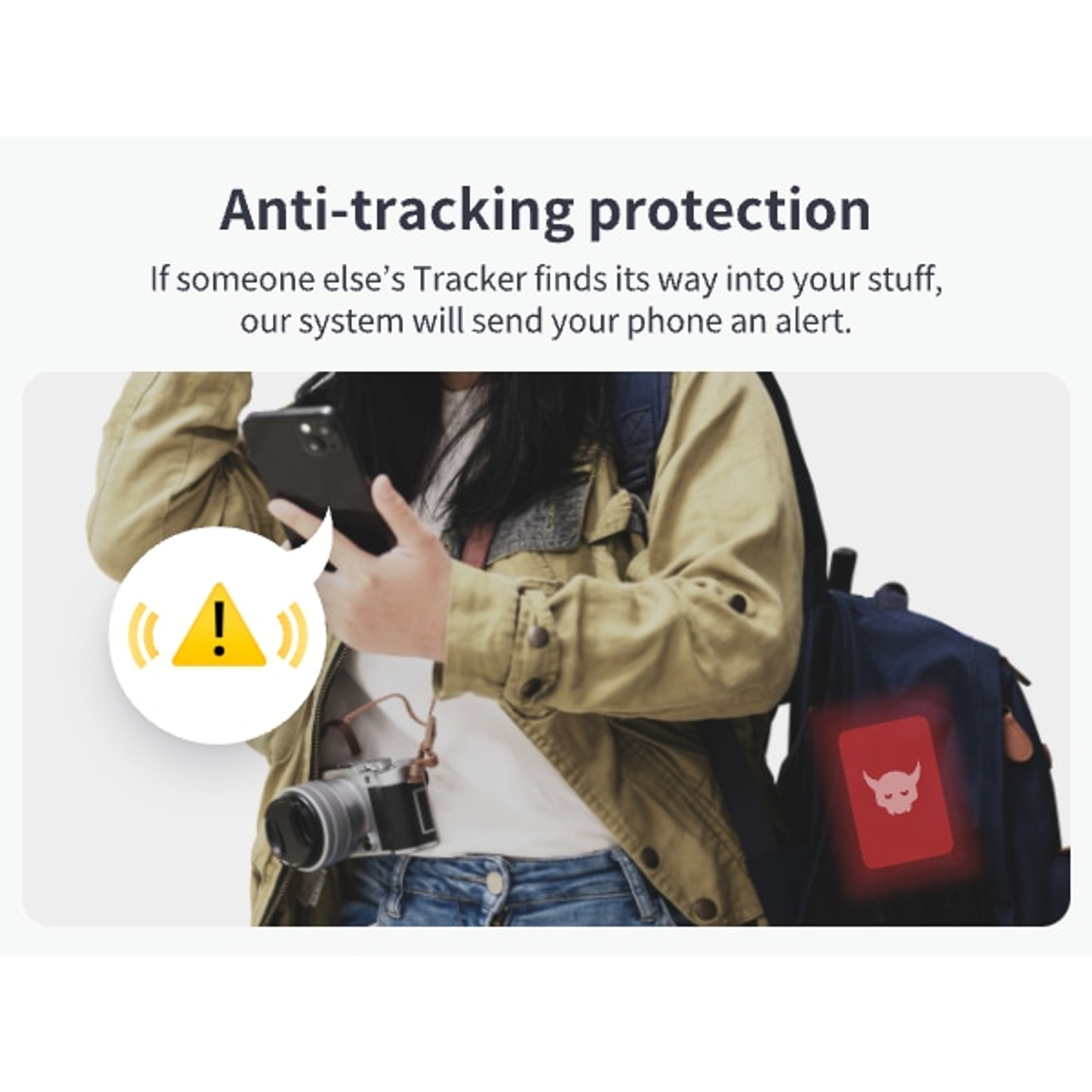 Anti-Tracking-Schutz: Eine Person mit einem Smartphone erhält eine Warnung vor einem Tracker im Rucksack.