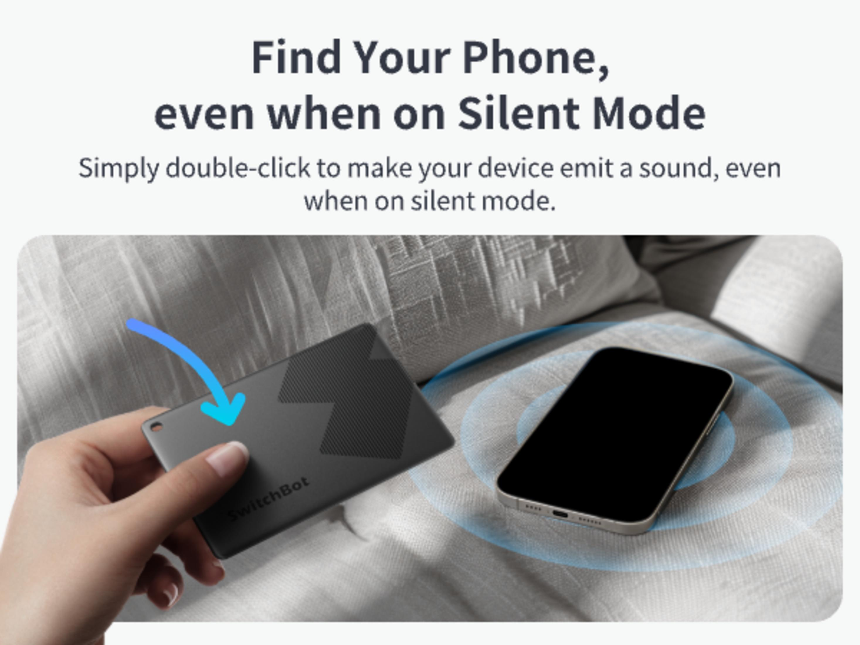 Hand hält einen SwitchBot-Tracker, um ein Telefon auf einem Kissen zu finden.