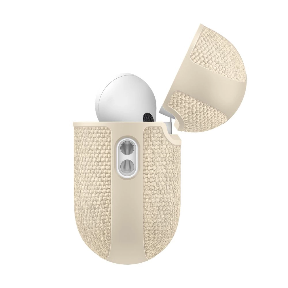 Una custodia in tessuto beige aperta con pulsanti integrati rivela un auricolare bianco su sfondo bianco.