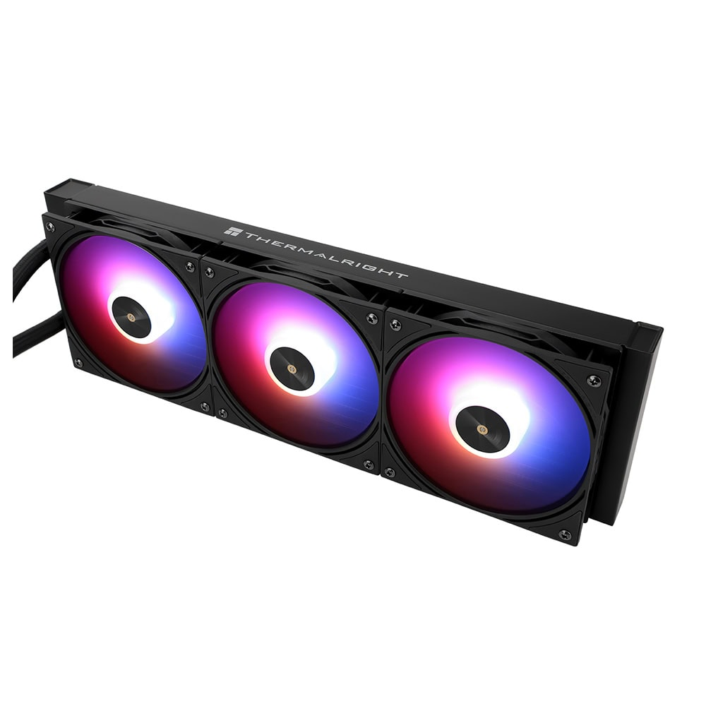 Beyaz arka planda üç aydınlatmalı RGB fanlı siyah Thermalright CPU sıvı soğutucusu.