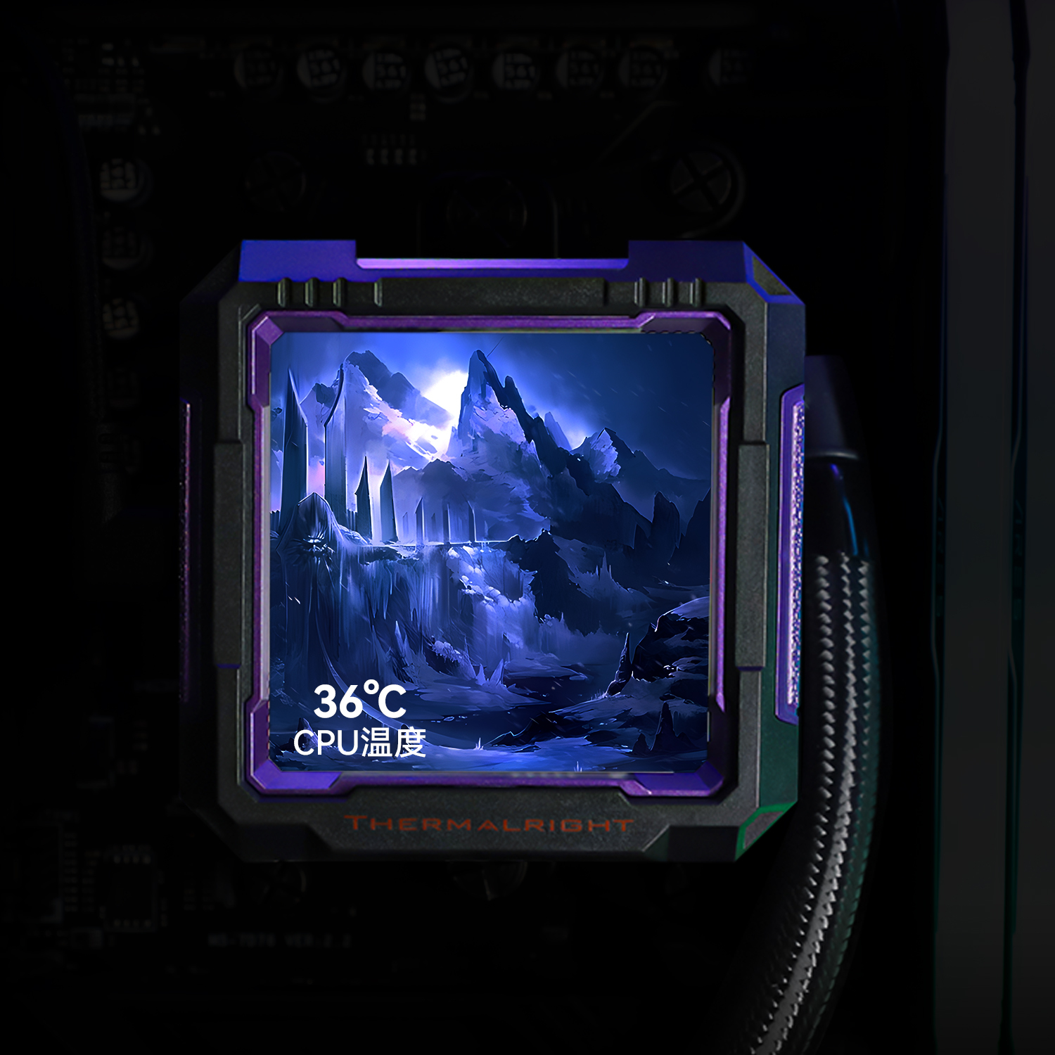 Kare şeklindeki CPU sıvı soğutma bloğunda karlı dağ manzarası ve 36°C CPU sıcaklığı gösteren dijital ekran var.
