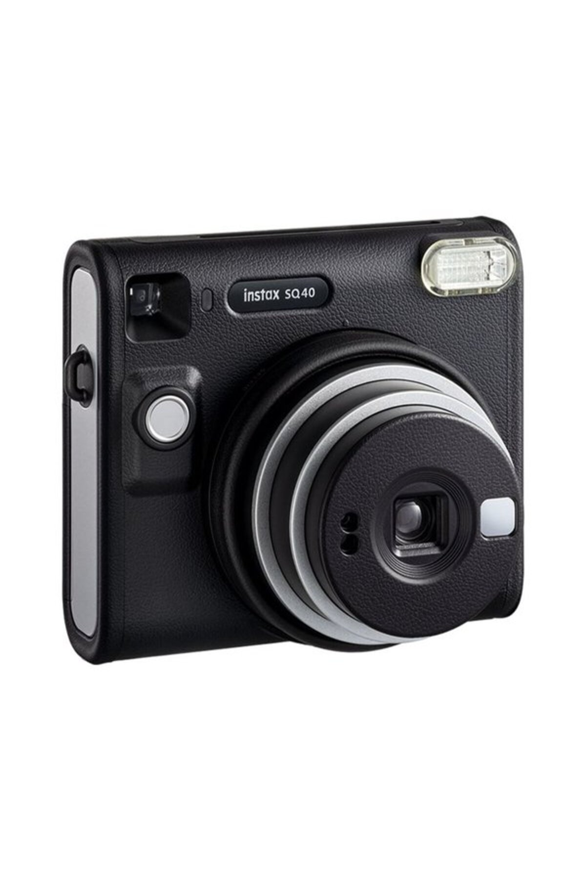 Beyaz arka planda deri dokulu, gümüş lensli ve dahili flaşlı siyah bir Instax SQ40 anlık kamera.
