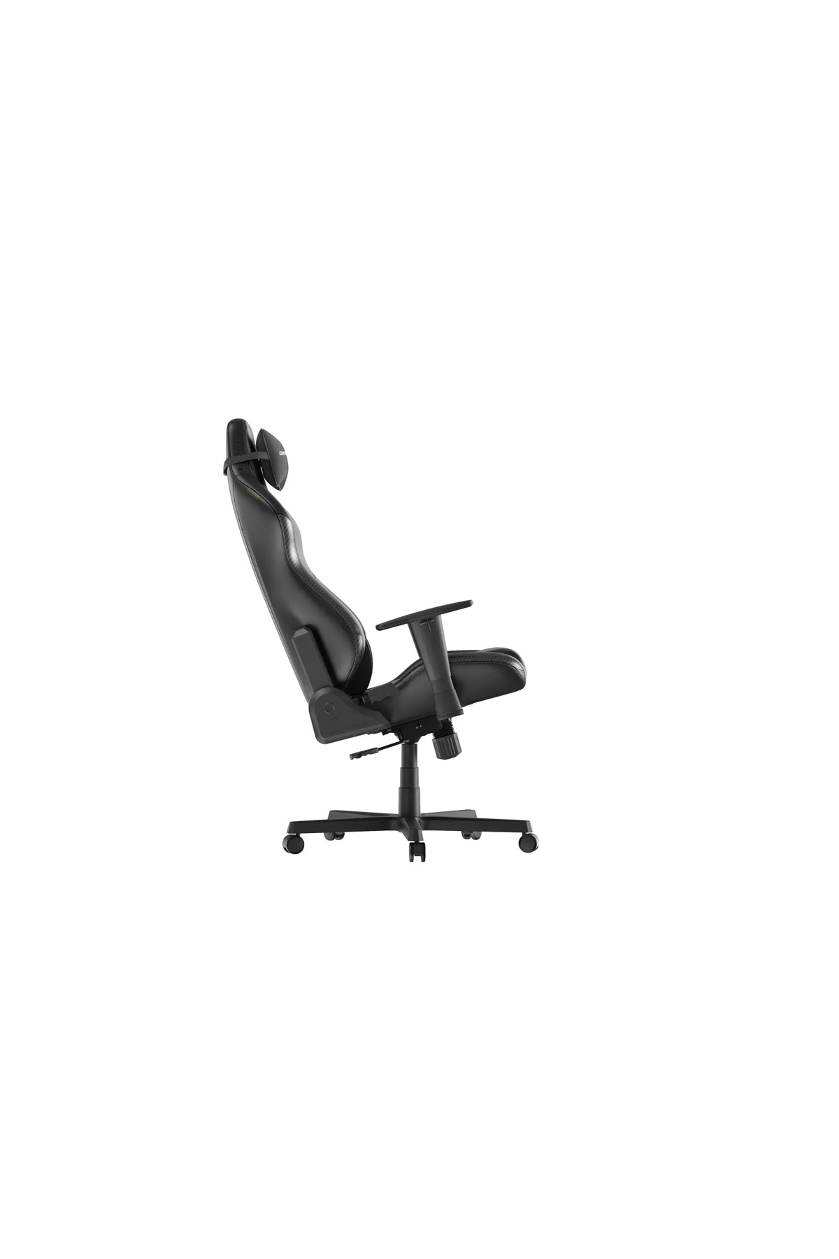 Beyaz arka planda tekerlekli, kolçaklı ve ayarlanabilir baş destekli siyah ergonomik oyuncu koltuğunun yandan görünümü.