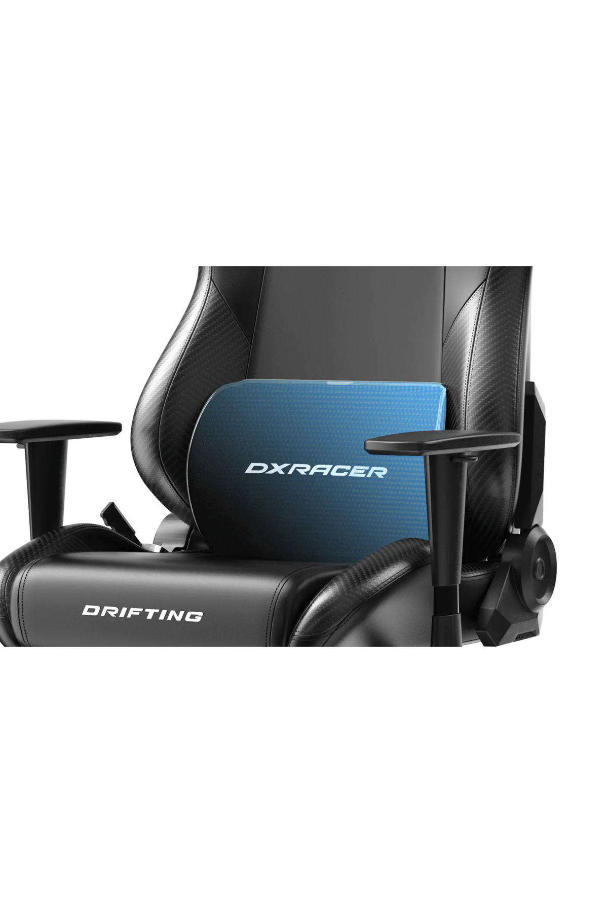 Mavi bel yastığı ve beyaz Drifting yazısı olan siyah DXRacer oyuncu koltuğu.