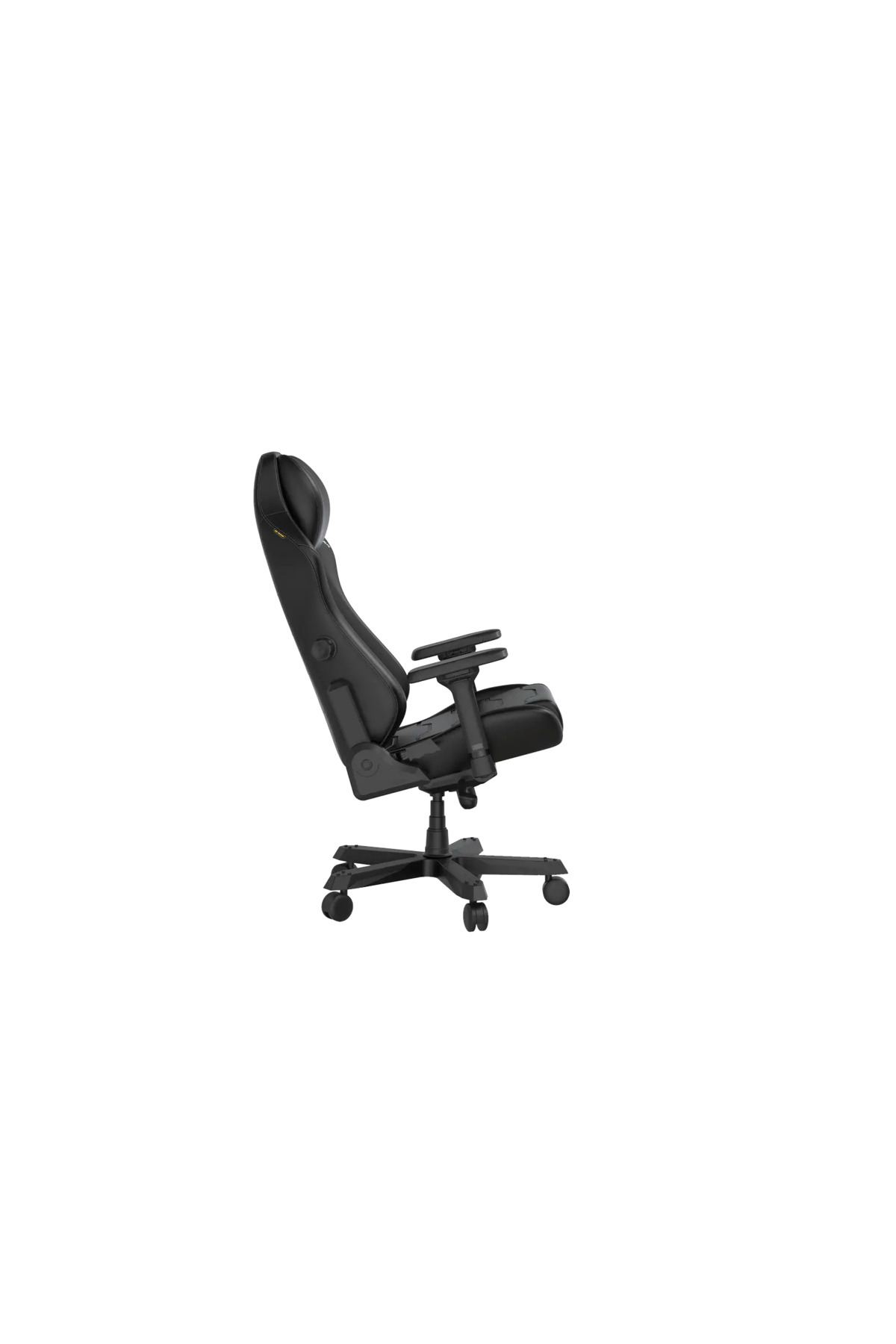 Ayarlanabilir kolcakli ve tekerlekli tabana sahip siyah ergonomik ofis koltugu, beyaz arka planda yandn gorunuyor.