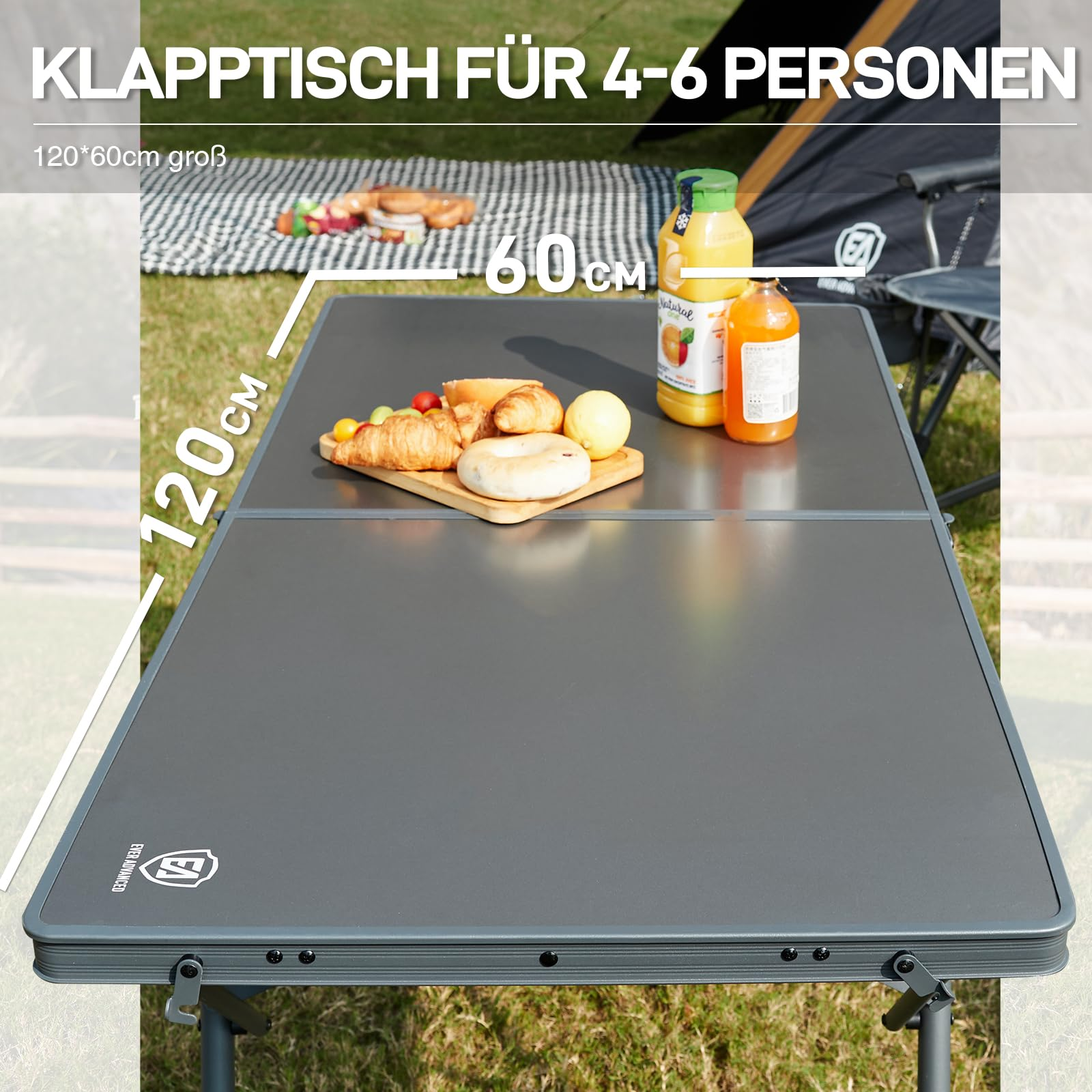 Grauer Klapptisch im Freien mit Getränken und Gebäck auf einem Holzbrett.