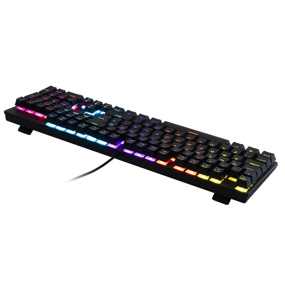 Beyaz arka planda renkli RGB aydınlatmalı siyah bilgisayar klavyesi.