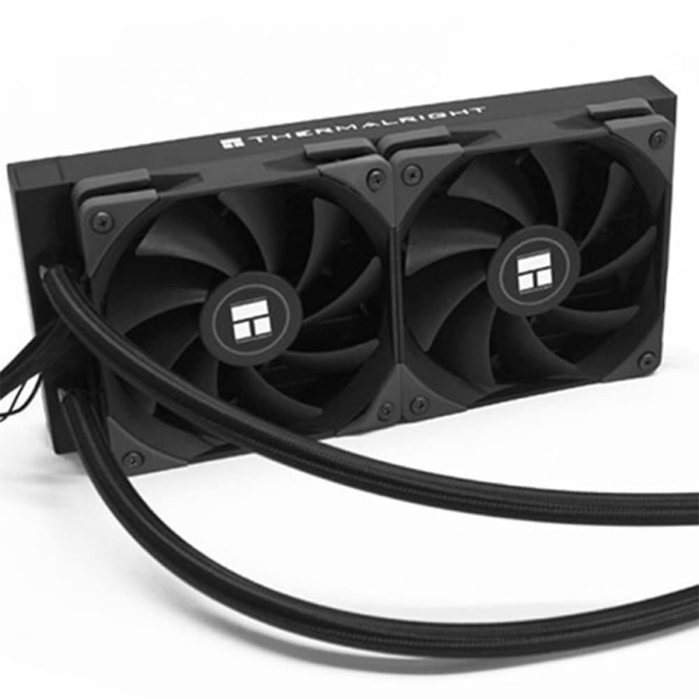 Beyaz arka planda Thermalright markalı ve borulu siyah çift fanlı sıvı işlemci soğutucusu.