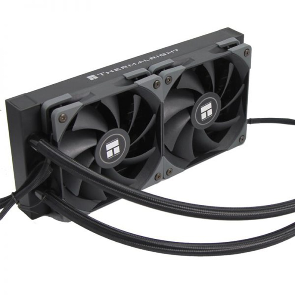 Beyaz arka planda iki fanlı ve bağlı borulu siyah bir Thermalright sıvı CPU soğutucusu.