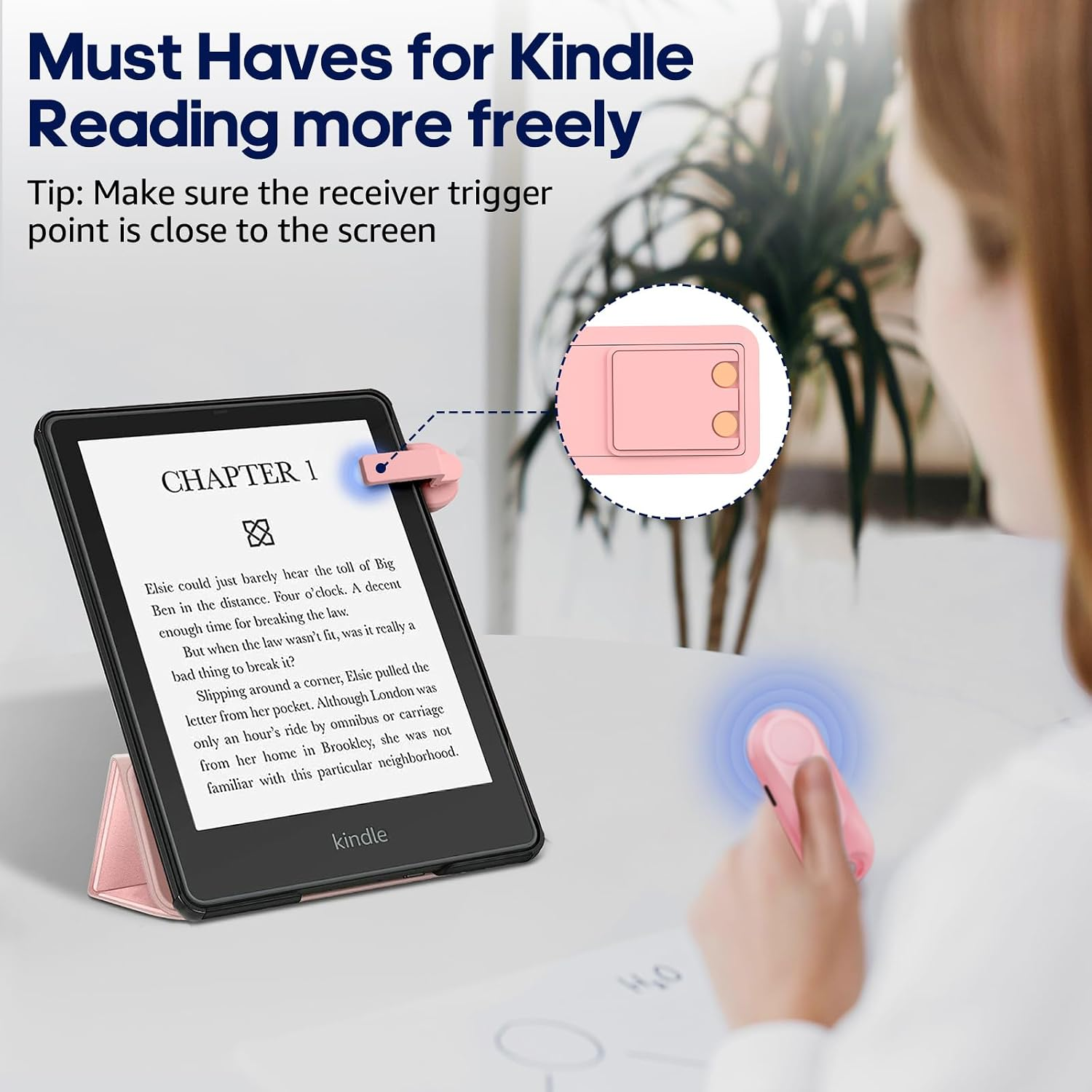 Eine Frau hält eine rosa Fernbedienung, um die Seiten eines auf einem Ständer stehenden Kindle umzublättern.