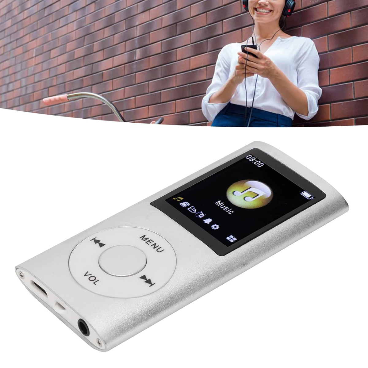 Ein silberner MP3-Player mit Farbdisplay und kreisrunden Bedientasten liegt auf einem weißen Hintergrund.