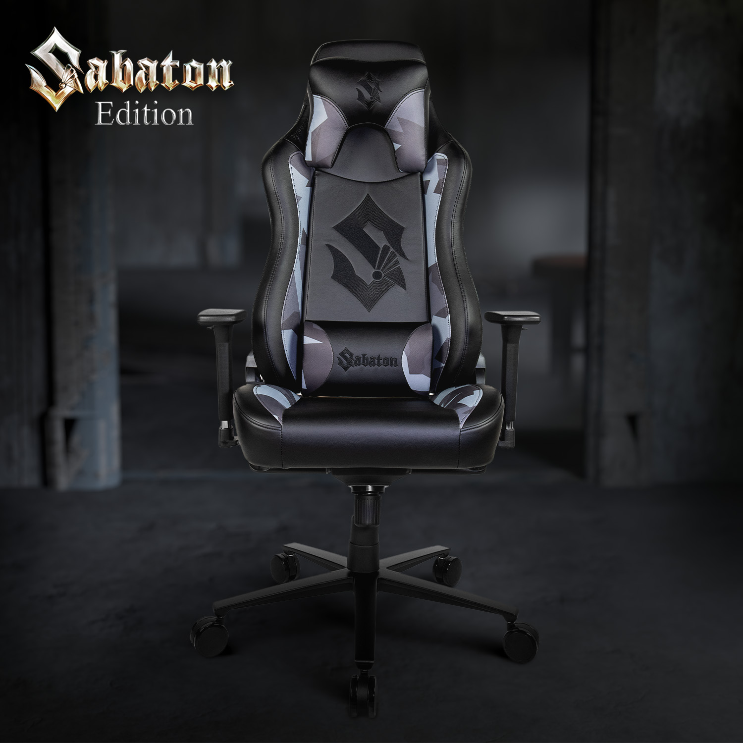 Ein schwarzer Gaming-Stuhl mit Sabaton-Edition-Logo und grauem Tarnmuster in einem dunklen Raum.