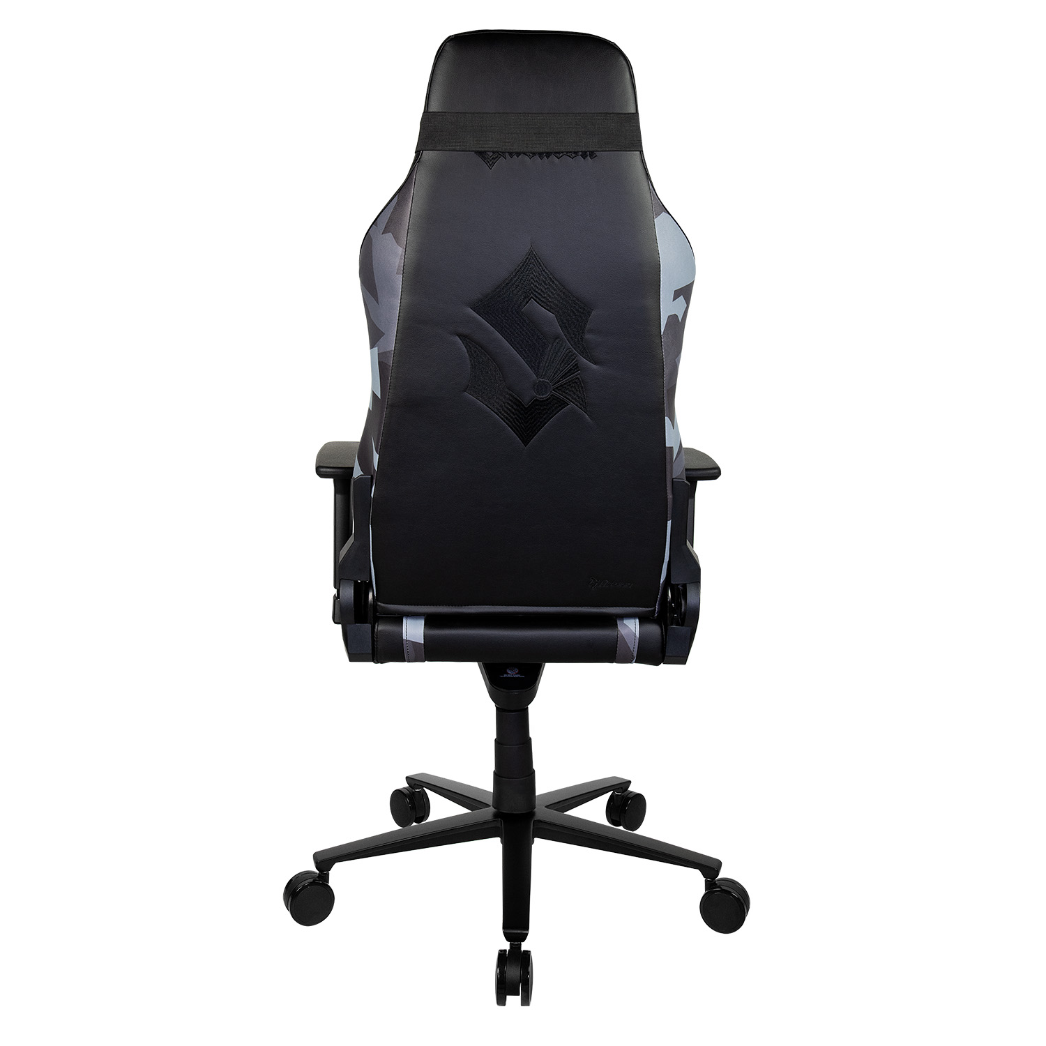 Rückansicht eines schwarzen Gaming-Stuhls mit grauem Camouflage-Muster, Logo auf der Rückenlehne und fünf Rollen.