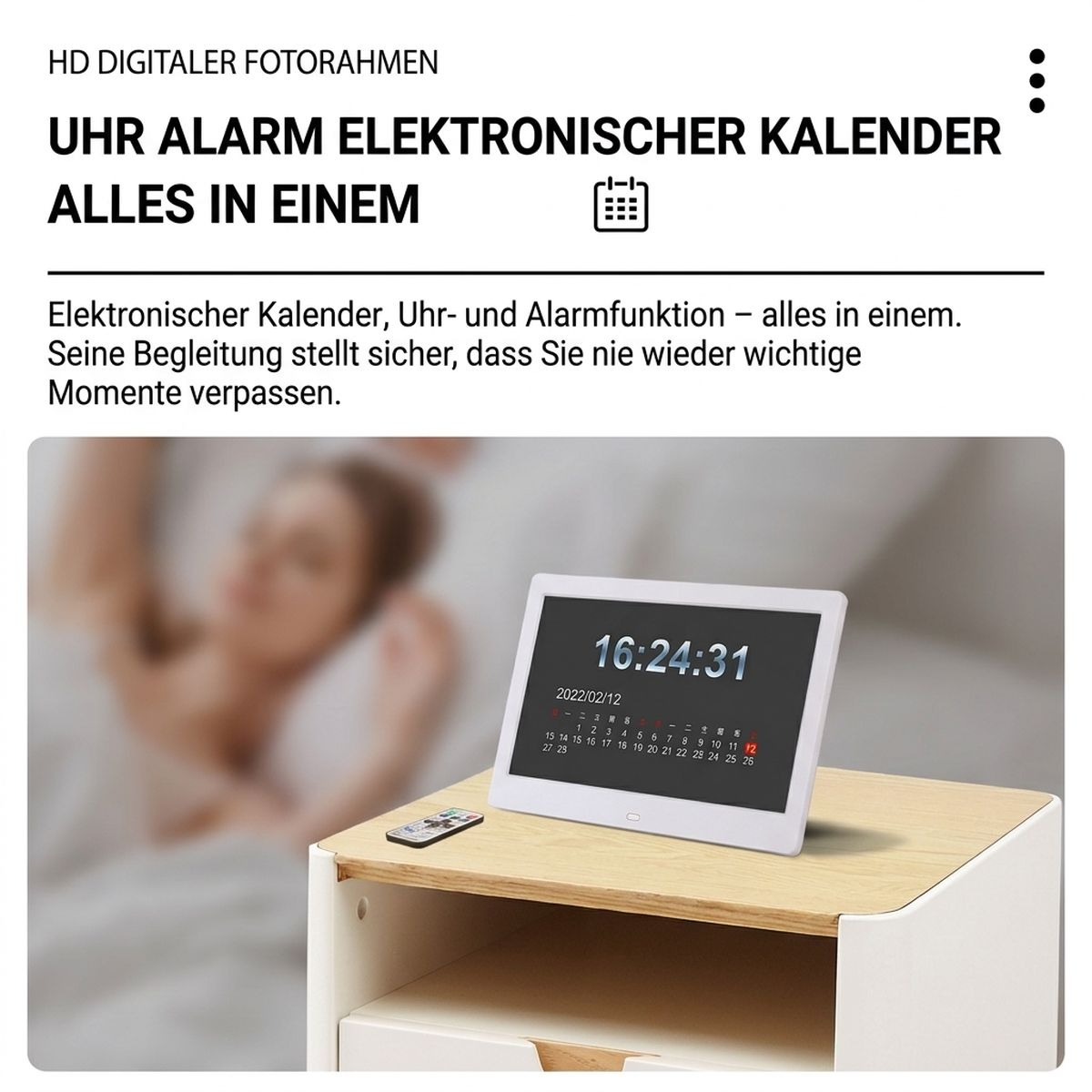 Digitale Uhr und Kalender auf einem Nachttisch mit Fernbedienung, verschwommene Person im Hintergrund.