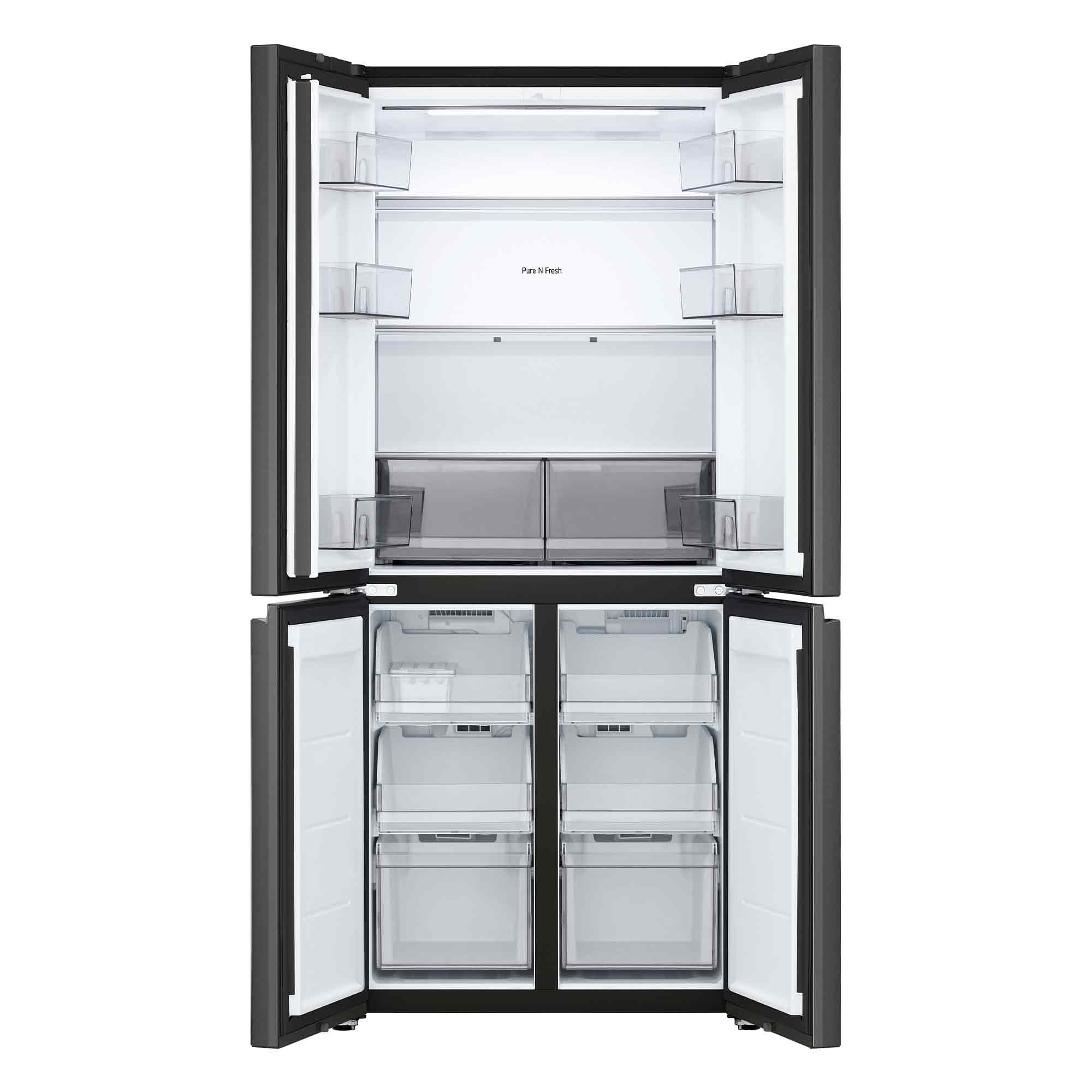 Ein offener, dunkler Kühlschrank mit vier Türen, beleuchteten Glasböden und transparenten Schubladen.