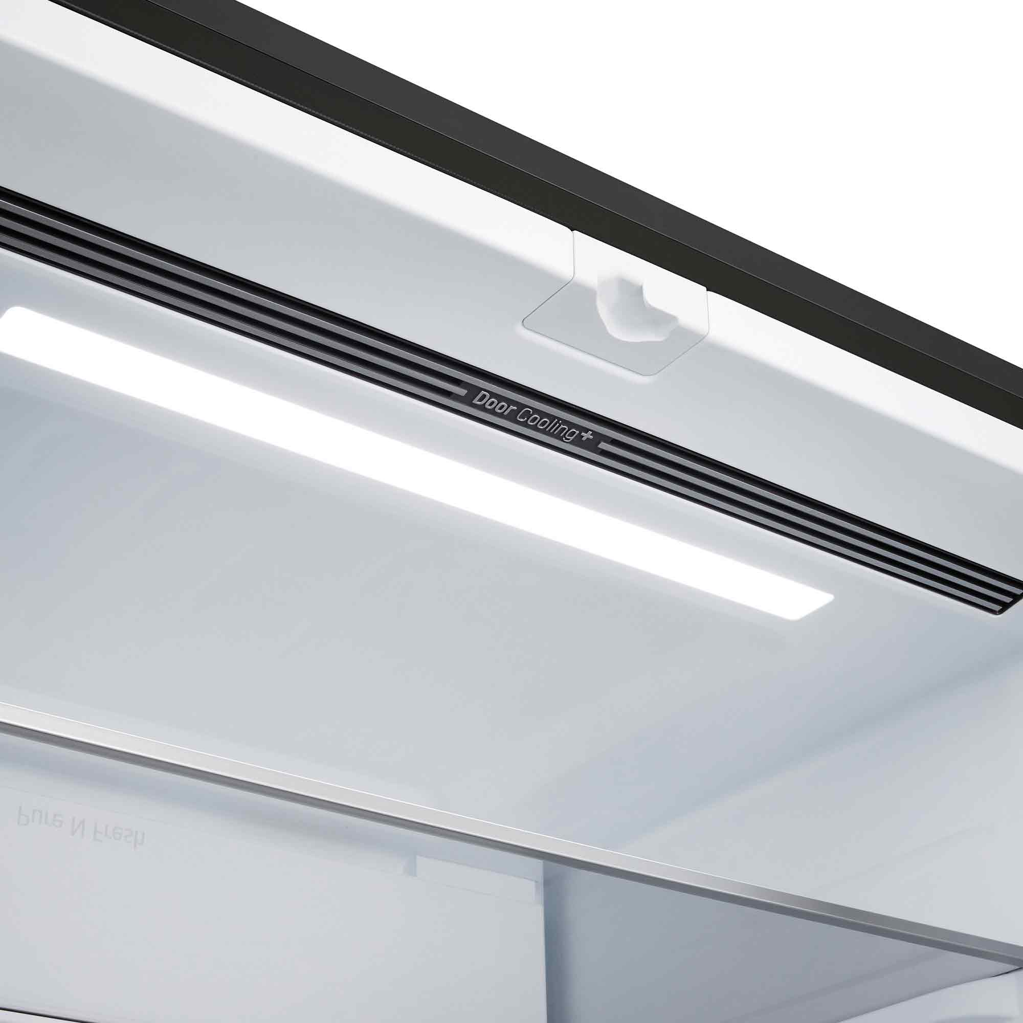 Innenansicht eines weißen Kühlschranks mit LED-Beleuchtung und Door Cooling Plus Aufschrift.