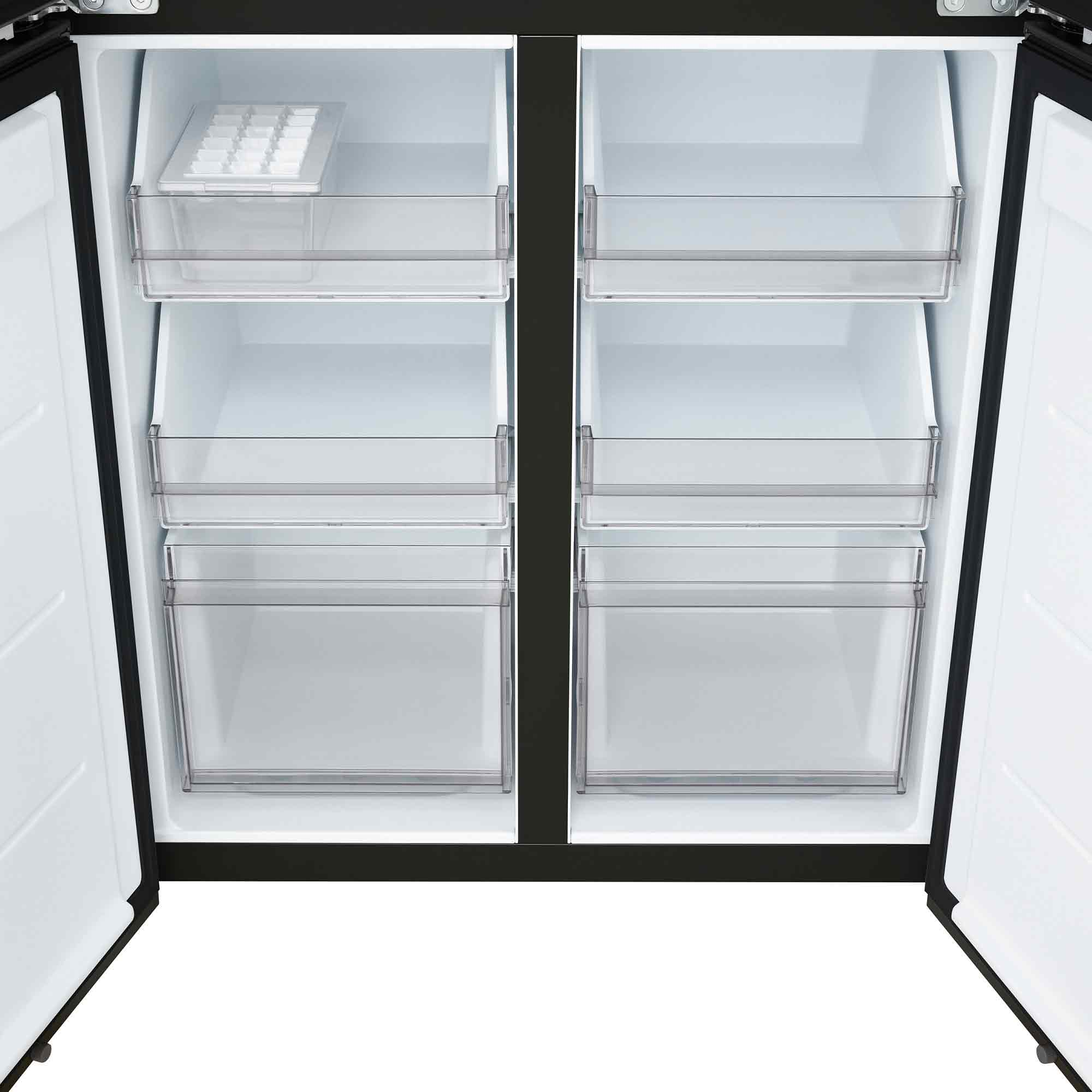 Offener Kühlschrank mit leeren transparenten Schubladen und Eisschale.