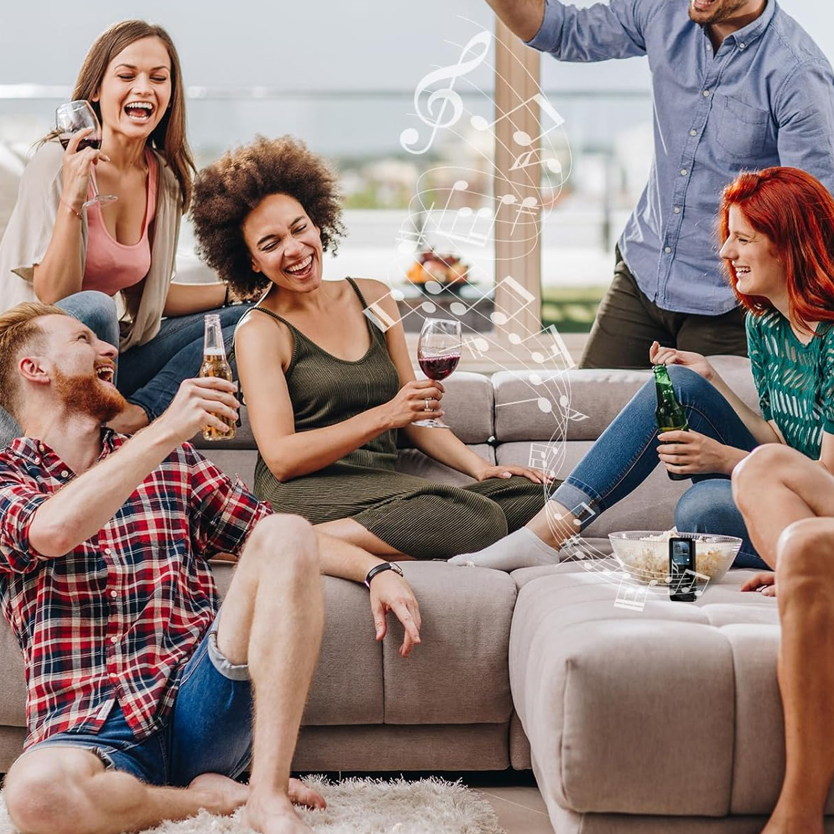 Freunde lachen und trinken auf einem Sofa, umgeben von animierten Noten.