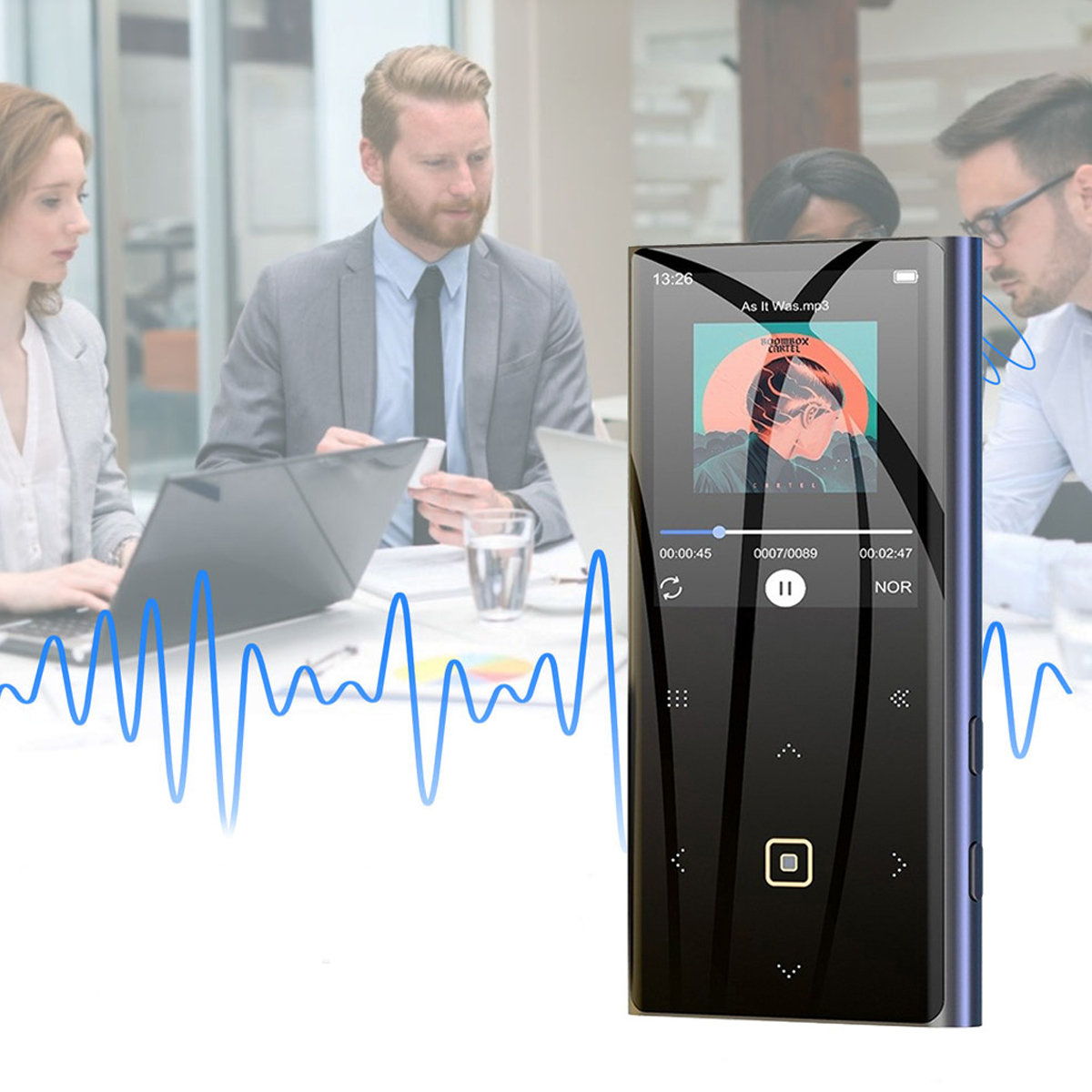 Ein MP3-Player im Vordergrund zeigt ein Musikalbum, während im Hintergrund Büroangestellte an Laptops arbeiten.