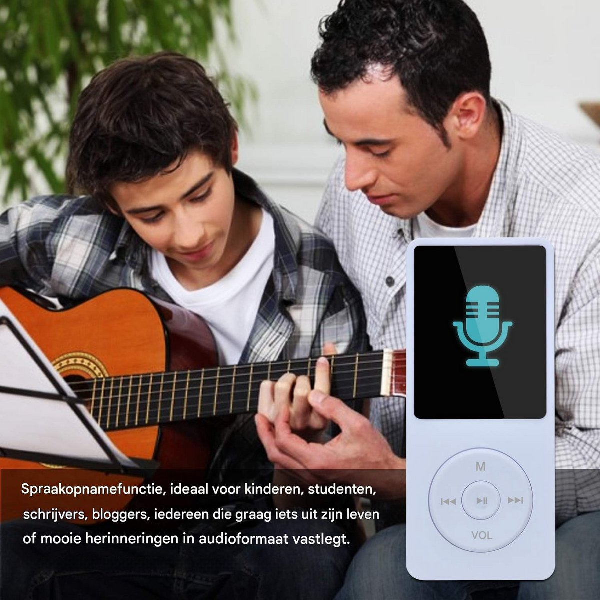 Ein Mann zeigt einem Jugendlichen, wie man Gitarre spielt, mit einem Audiorecorder-Symbol im Vordergrund.