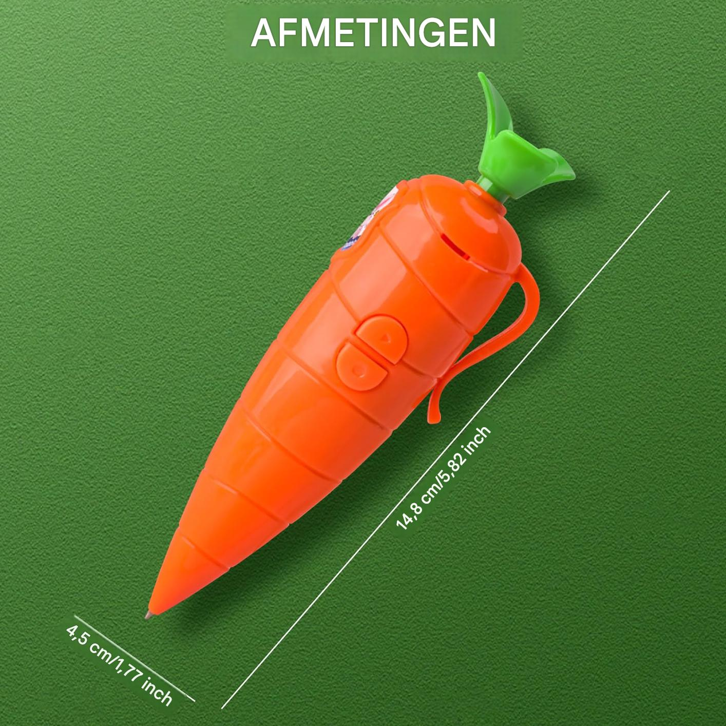Karottenförmiger orangefarbener Kugelschreiber mit grünem Top auf grünem Hintergrund, Maße 14,8 cm lang.