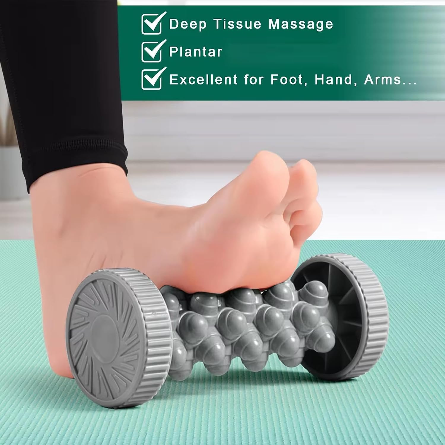 Ein Fuß rollt auf einer grauem Massage-Rolle, mit Text oben.