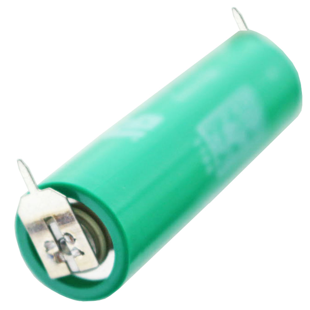 Eine grüne zylindrische Akkumulatorbatterie mit Metall-Lötfahnen an beiden Enden auf weißem Hintergrund.