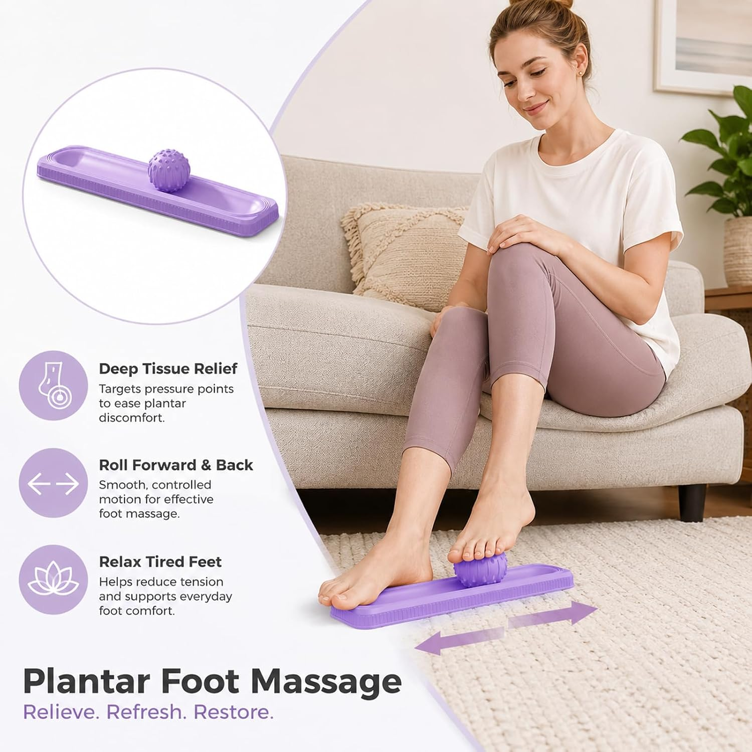 Eine Frau sitzt auf einem Sofa und massiert ihren Fuß auf einem lila Massagegerät mit Ball auf einem Teppich.