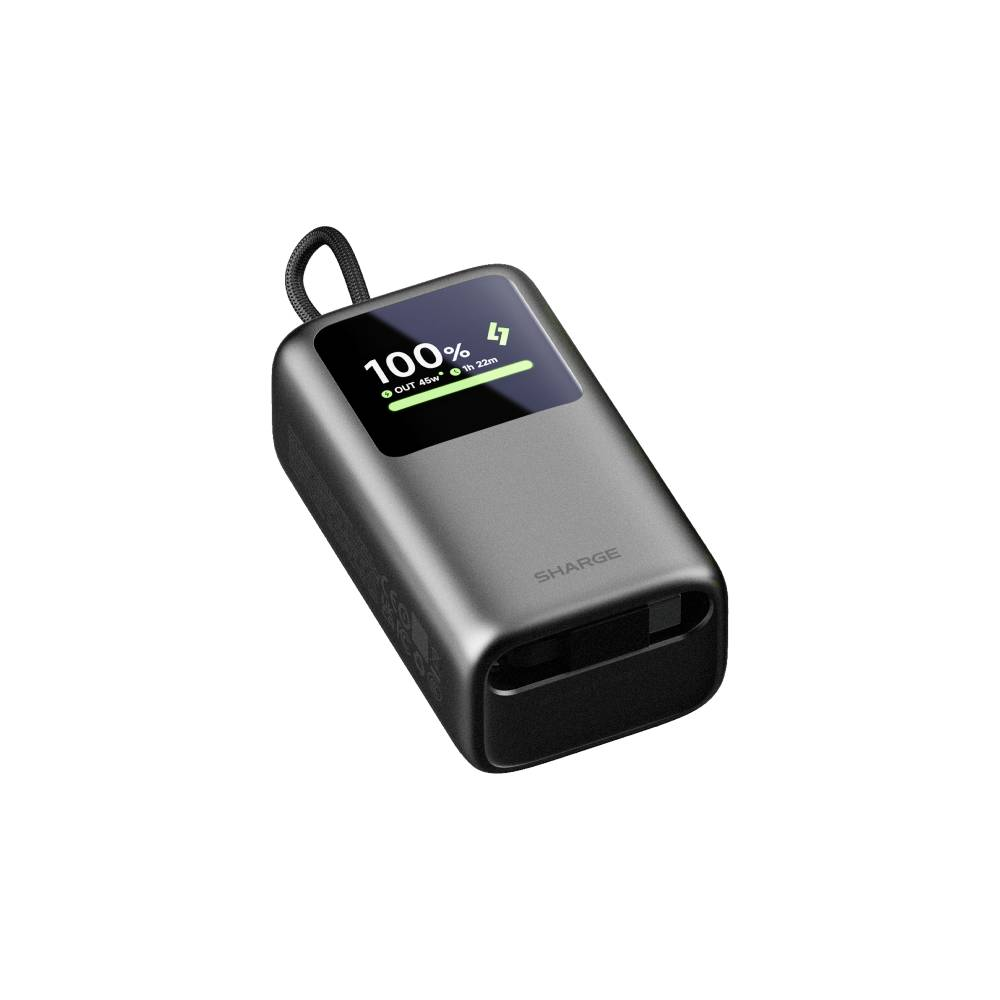 Eine graue Sharge Powerbank mit digitalem Display zeigt 100% Akkustand und einen Text an.
