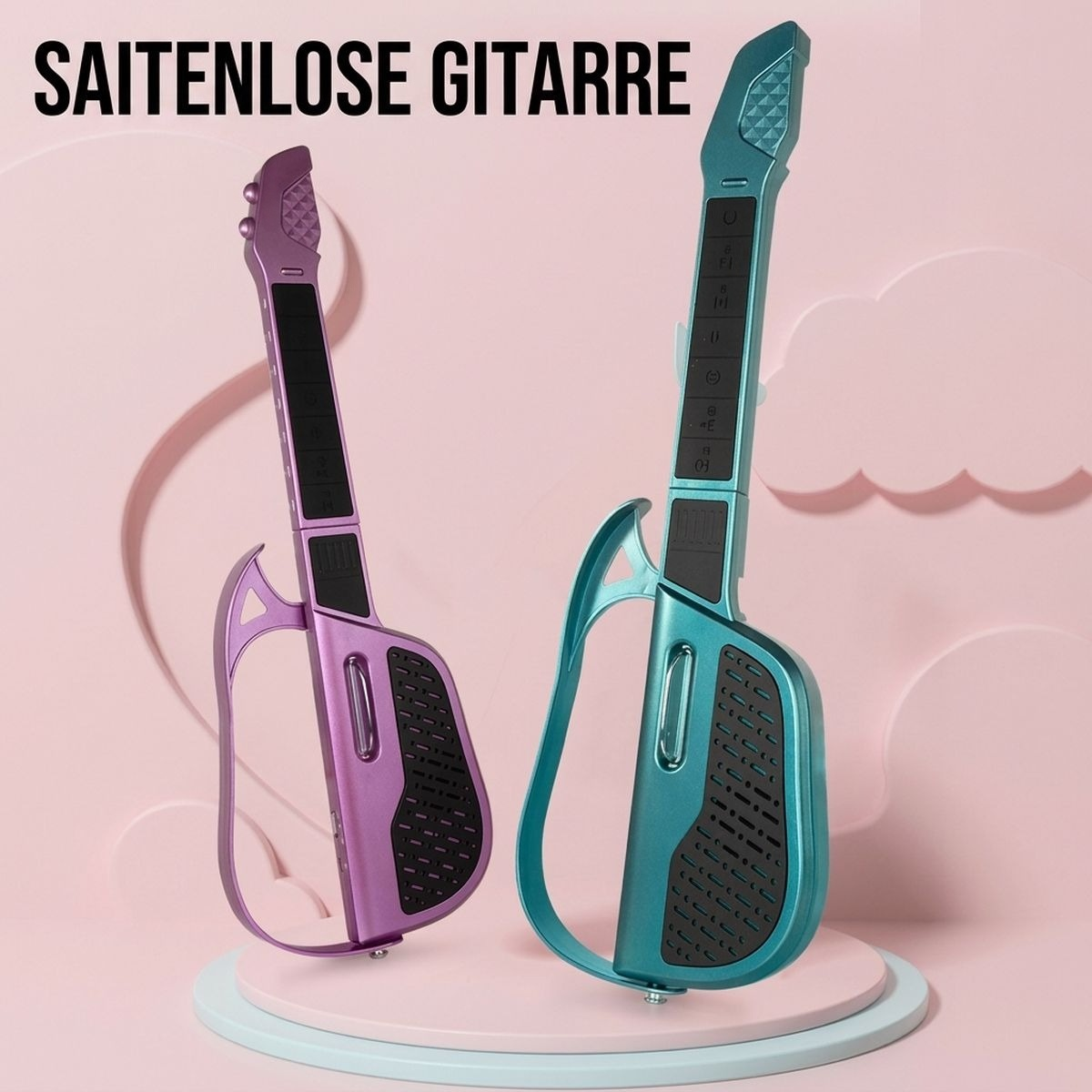 Zwei saitenlose Plastikgitarren, eine lila und eine blaue, stehen auf einem pink-blauen Podest.