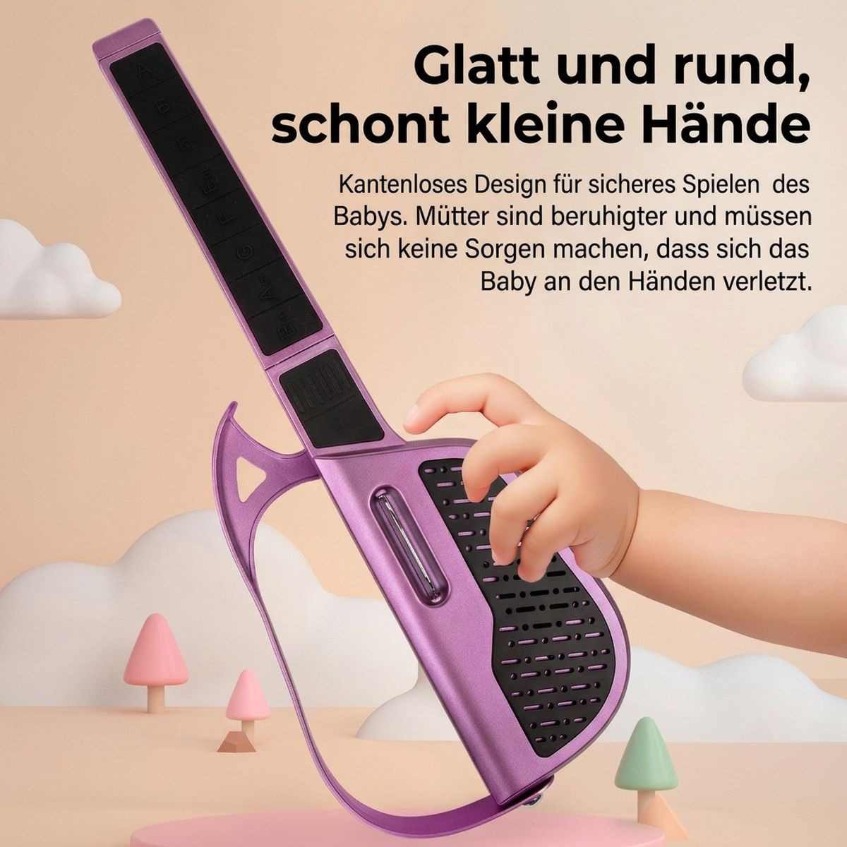Ein Baby spielt mit einem lila Spielzeuggitarre mit abgerundeten Kanten vor einem verträumten Hintergrund.