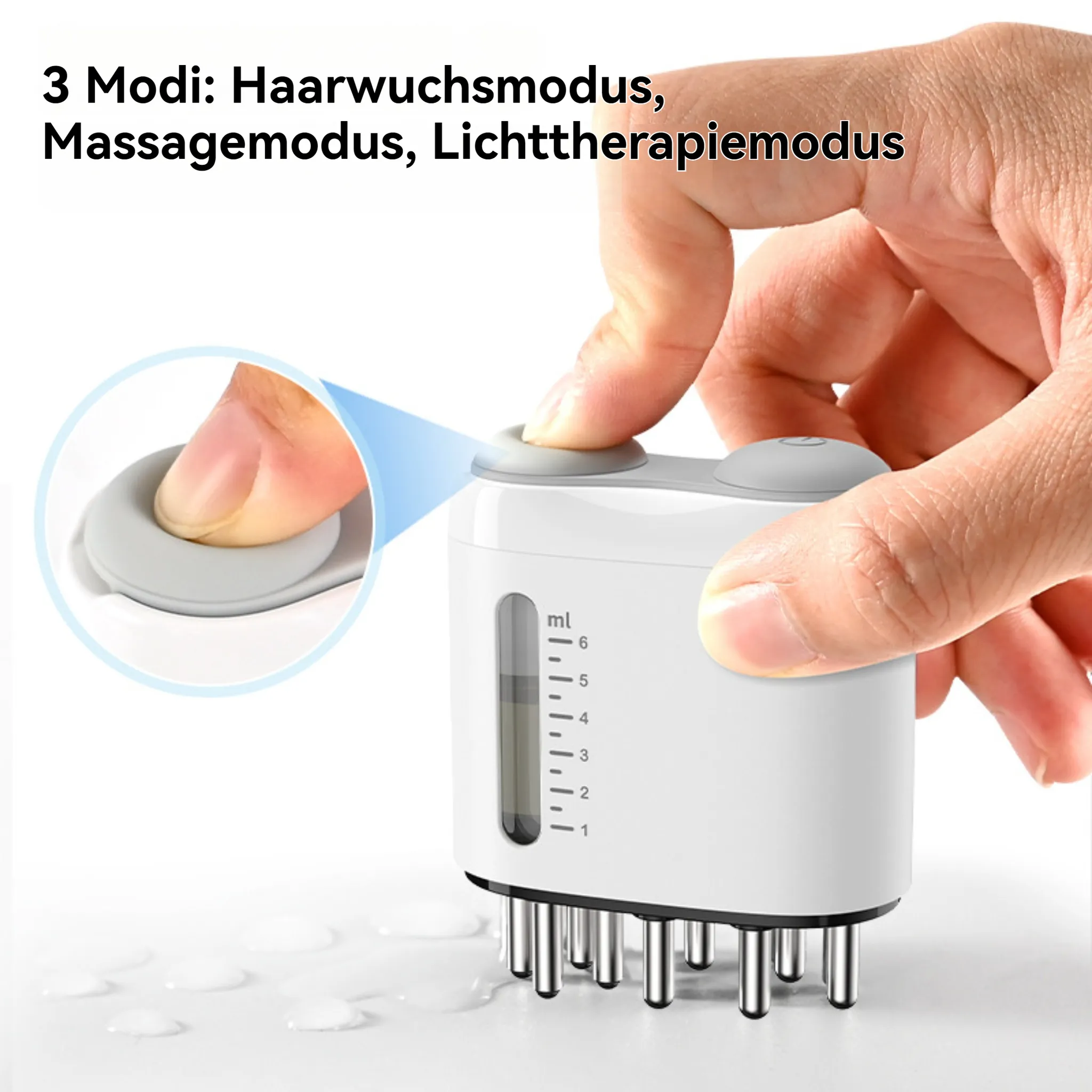 Hand drückt Knopf eines weißen Kopfhaut-Massagegeräts mit Metallpins und Skala, daneben eine Lupe.