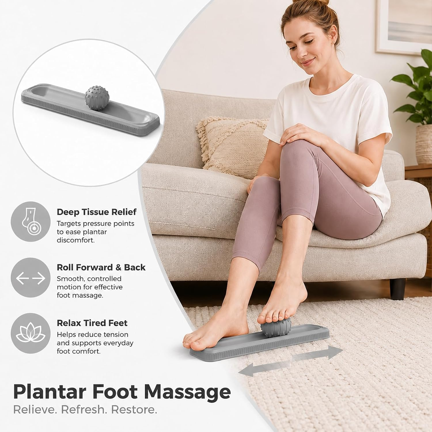 Eine Frau sitzt auf einem Sofa und massiert ihren Fuß auf einem grauen Roller mit einem Ball.