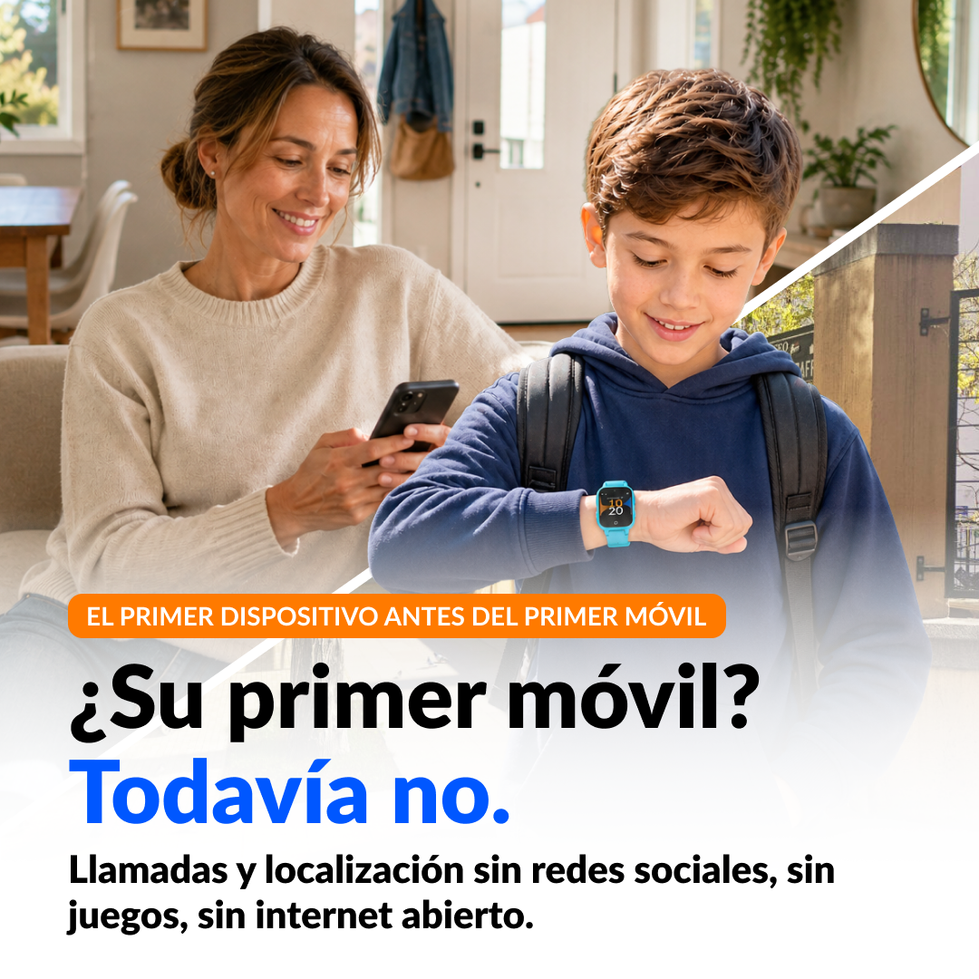 Una mujer está sentada en un sofá mirando a un niño que lleva un reloj infantil.