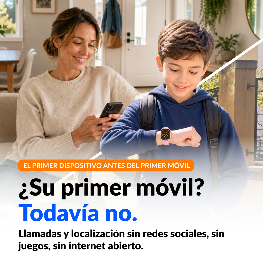 Una madre mira su smartphone mientras su hijo comprueba orgulloso su reloj inteligente.