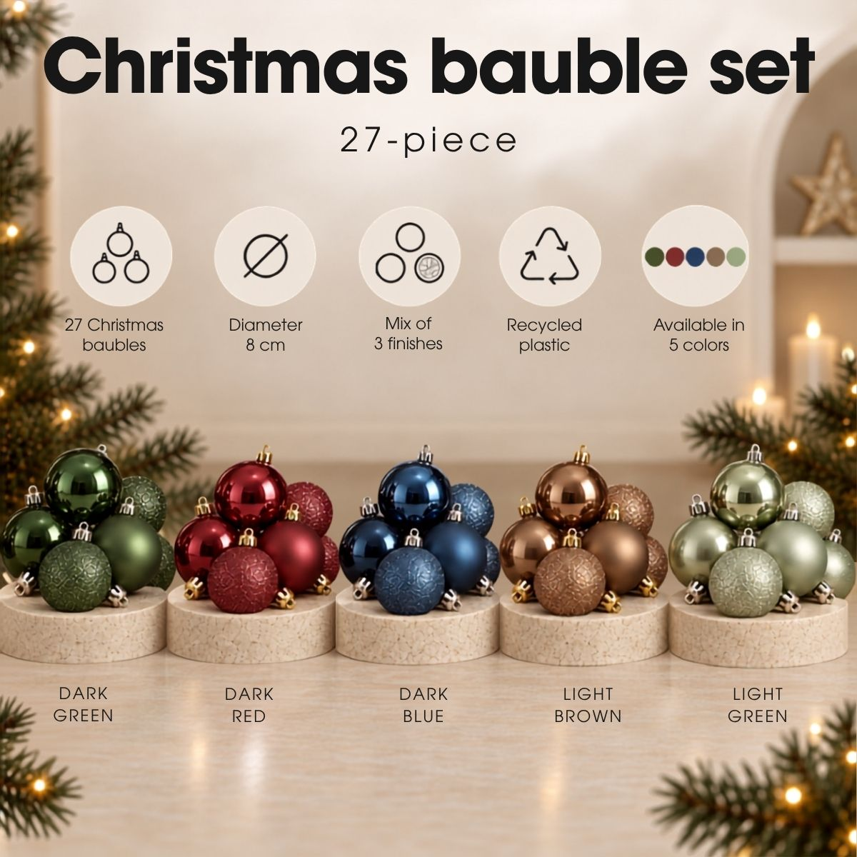 Un ensemble de 27 boules de Noël en plastique recyclé de 8 cm, présenté en cinq couleurs et finitions différentes.