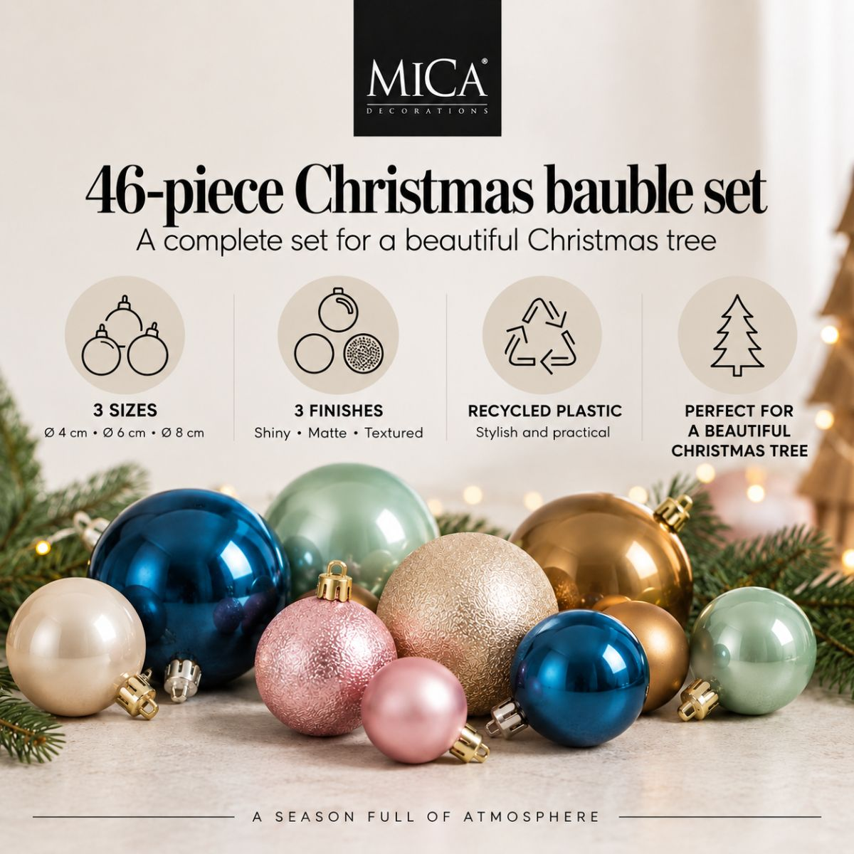 Un ensemble de 46 boules de Noël colorées de différentes tailles et finitions, disposées avec des branches de pin.