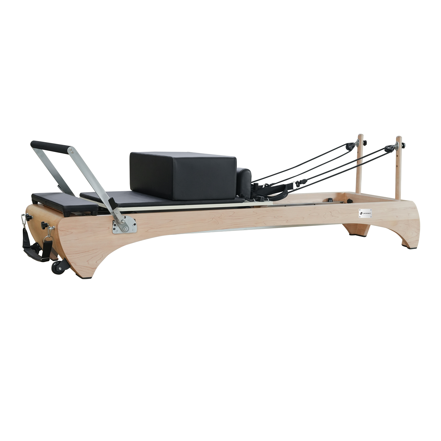 Un reformer de Pilates de madera con acolchado negro, barra de pies, correas y caja sobre fondo blanco.