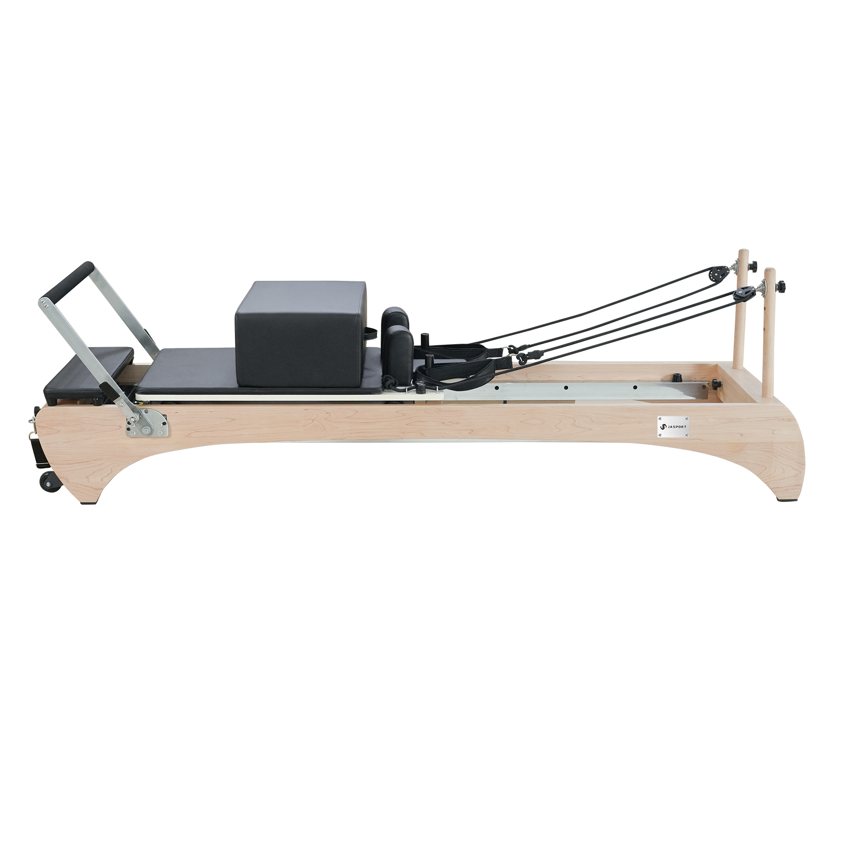Una máquina de reformer de pilates de madera con acolchado negro y cuerdas sobre fondo blanco.