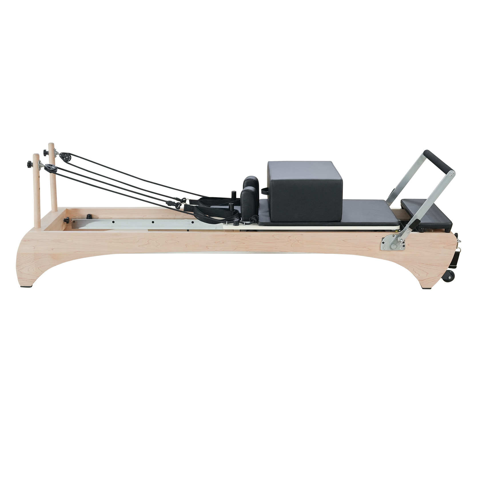 Un reformer de Pilates de madera clara con acolchado negro y cuerdas sobre fondo blanco.
