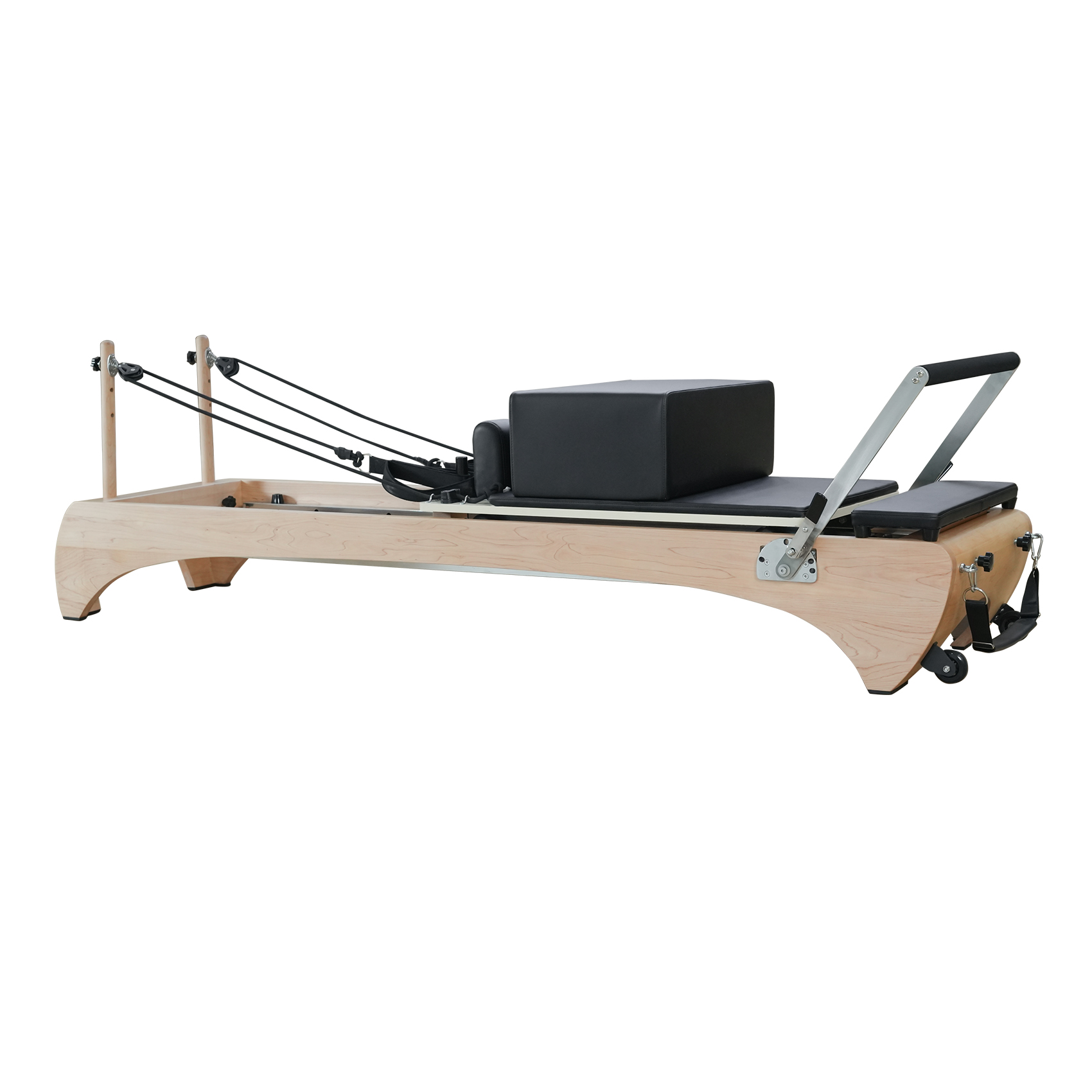 Un reformador de pilates de madera con acolchado negro, correas y barra de pies sobre fondo blanco.