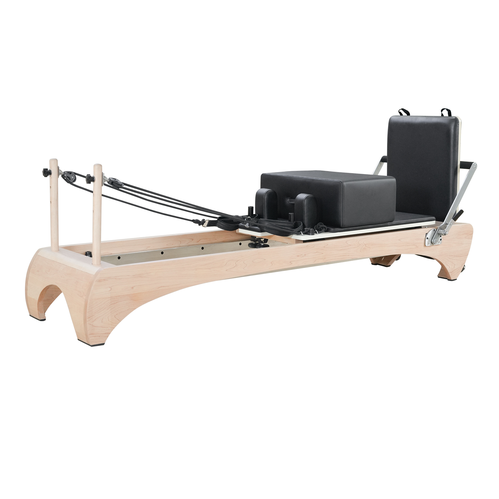 Un reformador de Pilates de madera con acolchado de cuero negro y cuerdas sobre un fondo blanco.