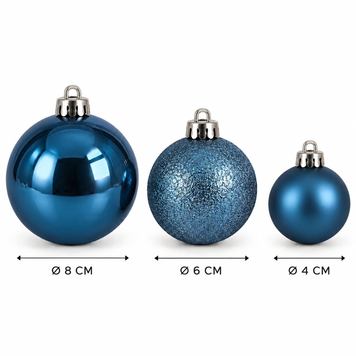 Trois boules de Noël bleues de 8 cm, 6 cm et 4 cm de diamètre, sur fond blanc.