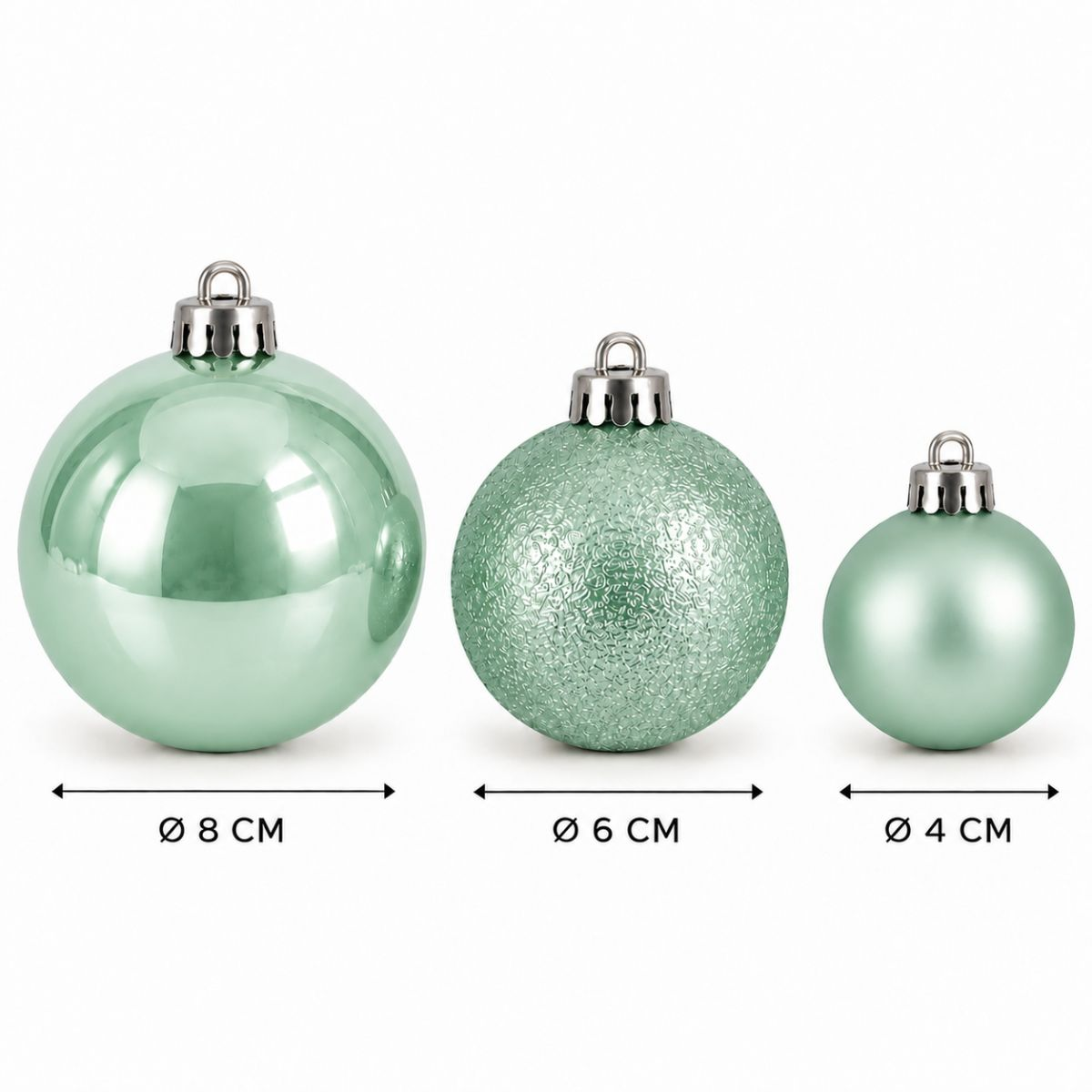 Trois boules de Noël vert menthe de 8cm, 6cm et 4cm de diamètre sur fond blanc.