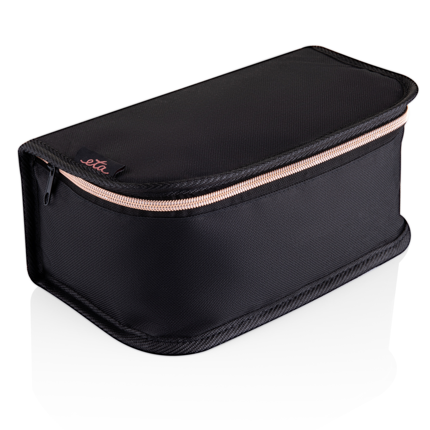 Un beauty case nero con cerniera in oro rosa su sfondo bianco.