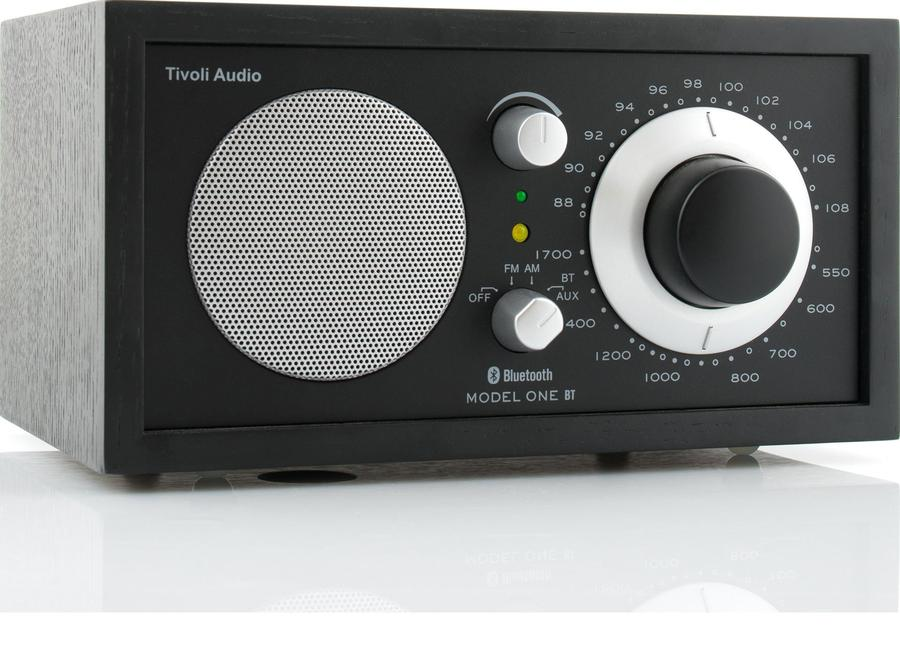 Schwarzes Tivoli Audio Model One BT Radio mit silbernem Lautsprechergrill und Bedienelementen.